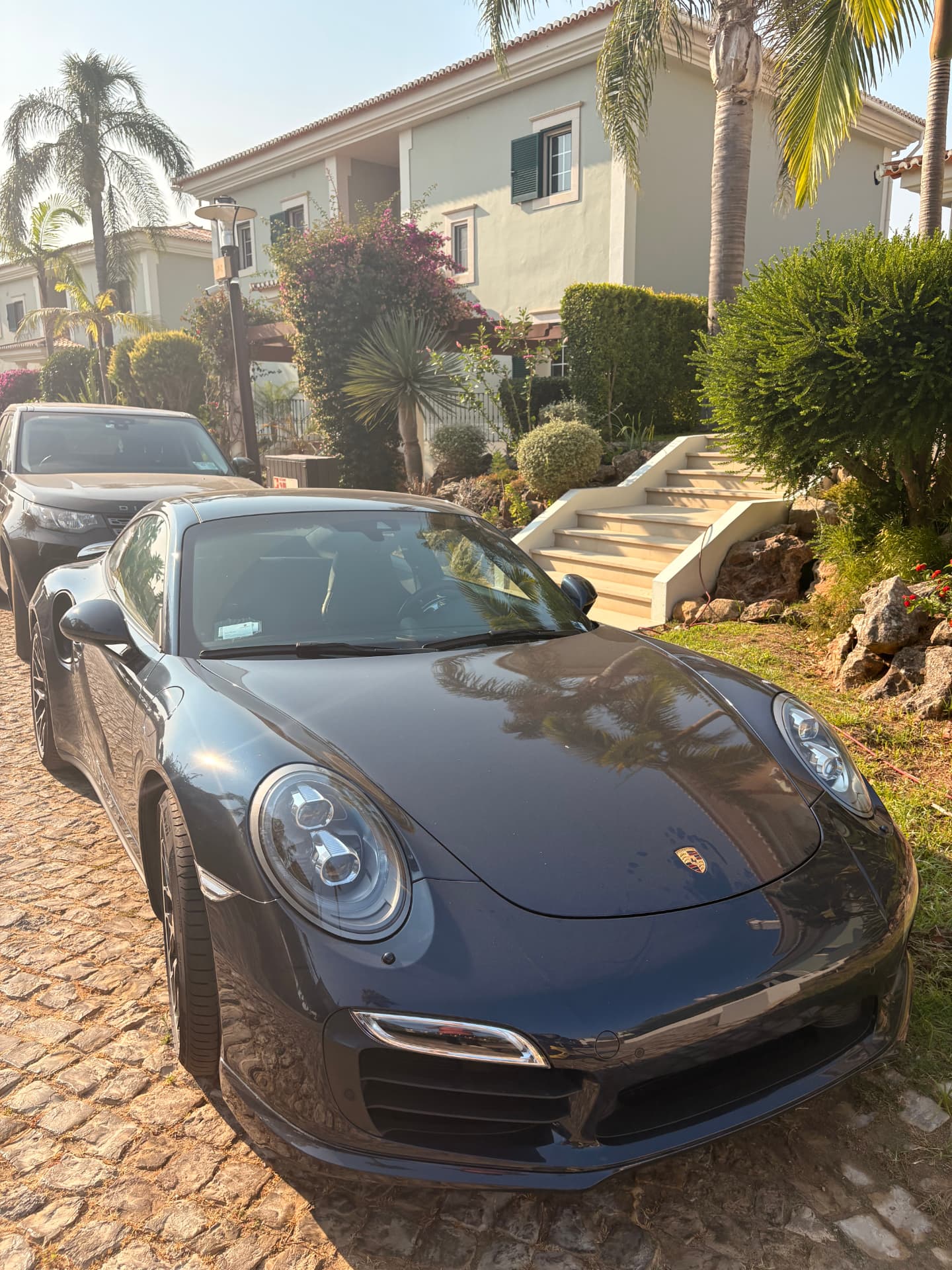 Porsche 911 terne et poussiéreuse avant le lavage WashX